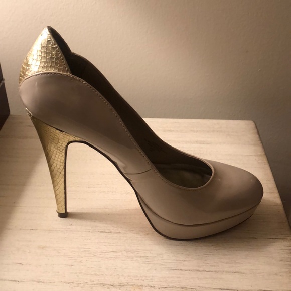 G by GUESS tan/gold pump - Picture 3 of 4